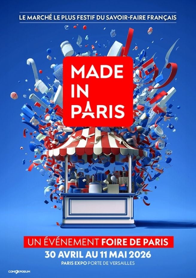 Kiosque rouge et blanc sous ciel bleu, explosion d’objets tricolores évoquant un marché festif.