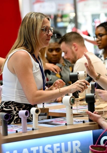 Présentation d’appareils de beauté et démonstration produit sur un stand, échanges avec les visiteurs lors de l’événement. Made in Paris