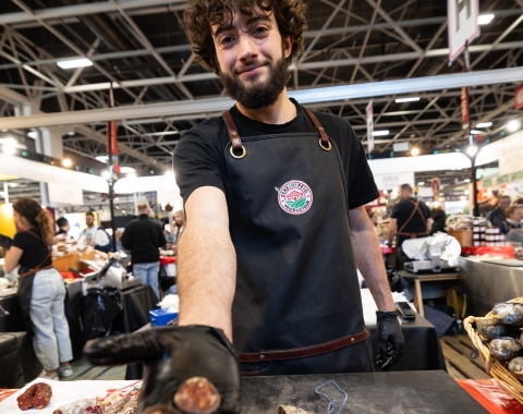 Artisan présentant ses produits sur un stand à Foire de Paris