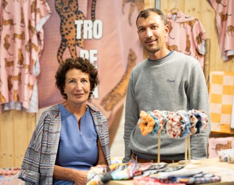 deux exposants devant leur stand de la marque tropesa