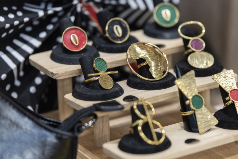 Bijoux  africains dorés et colorés