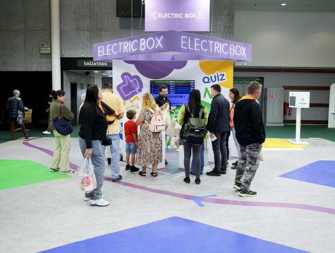 Visiteurs participant à un quiz sur le stand Electric Box lors d’un salon