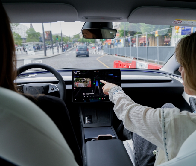 Expérience de conduite avec écran connecté dans une voiture électrique