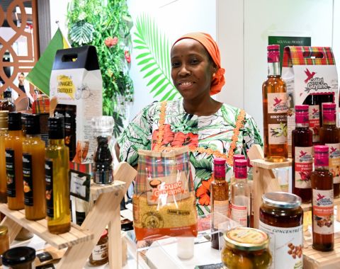 Exposante à World in Paris présentant des produits artisanaux de Guyane 