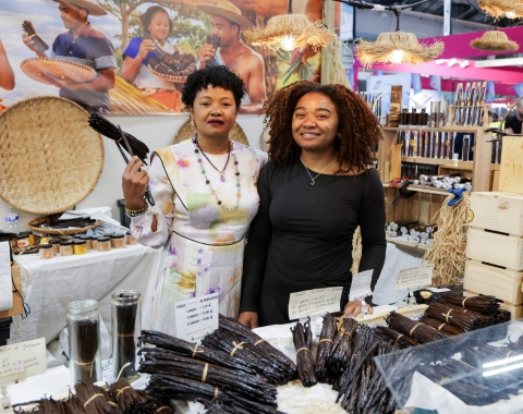 Exposantes présentant des produits artisanaux des Outre-mer à World in Paris