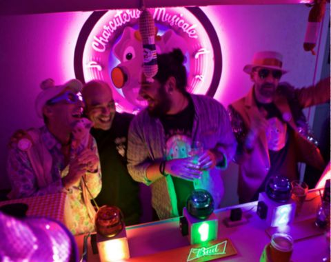 ambiance festive soiree musicale amis chantant autour micro lumiere neon bar animation convivialite