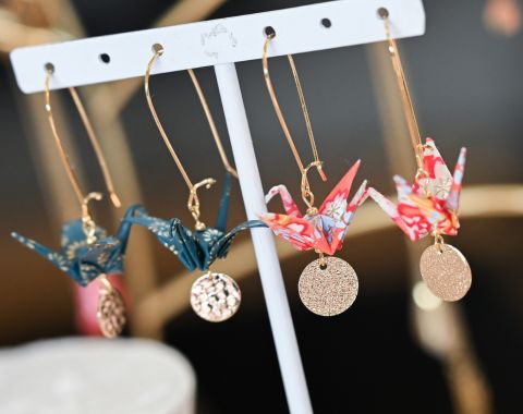 Boucles d'oreilles artisanales en origami avec des grues en papier coloré et des disques métalliques