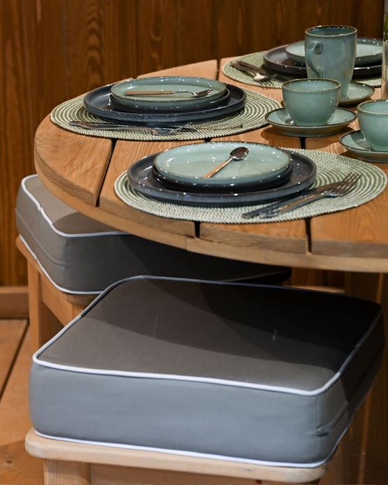 Table à manger en bois avec vaisselle élégante et chaises confortables exposée sur le secteur maison à foire de paris