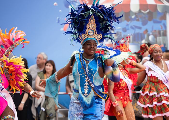 danseur avec costume a plumes 