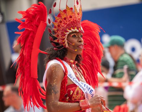 danseuse en costume a plume rouge