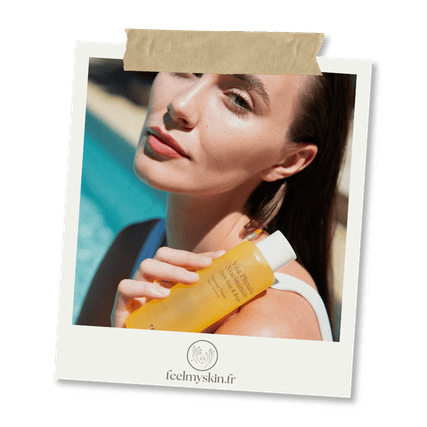 Femme tenant un flacon de soin solaire près d’une piscine, mettant en avant un produit cosmétique pour la peau.