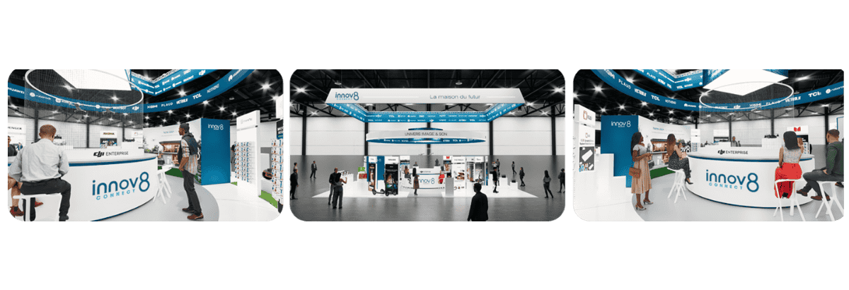 Stand d’exposition innovant avec comptoir courbé, écrans et visiteurs en interaction dans un espace lumineux et moderne