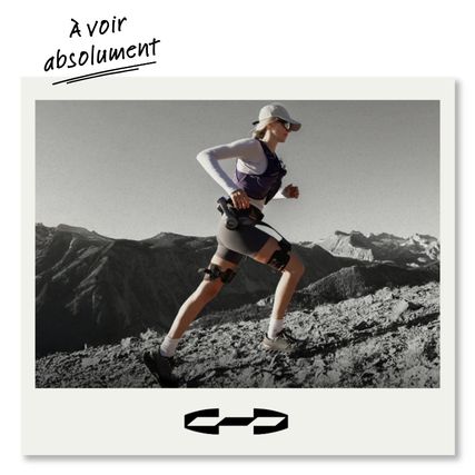 Femme en tenue de trail courant en montagne avec genouillères et équipement sportif, paysage alpin en arrière-plan