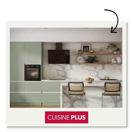Cuisine moderne avec meubles verts, ilot central en marbre, tabourets en cannage, etageres en bois et credence marbre