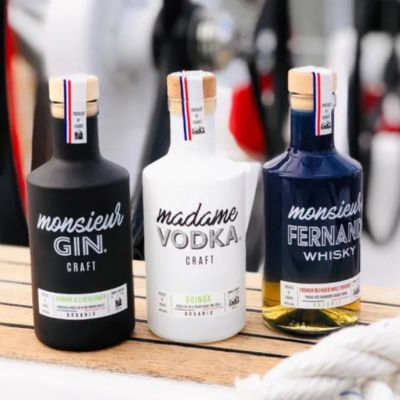 Trio de spiritueux craft – gin, vodka et whisky – élaborés en petites séries avec un design épuré, made in paris.