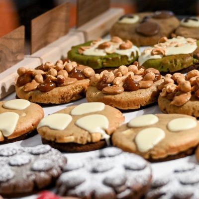 Assortiment de biscuits artisanaux aux fruits secs et au chocolat, préparés selon des recettes traditionnelles, made in paris.