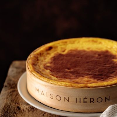 Flan artisanal à la texture fondante, cuit lentement et présenté dans son cercle signature, made in paris.
