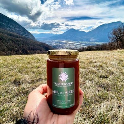 Miel de montagne récolté artisanalement, mis en pot avec une traçabilité claire et un goût floral intense, made in paris.