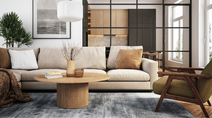 Canapé droit en tissu beige avec coussins décoratifs, installé dans un salon moderne comprenant une table basse en bois, un fauteuil et des éléments de décoration sobres.