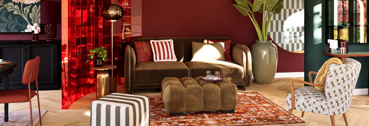 Un salon cosy et vibrant avec des murs rouges profonds, des meubles élégants et des accents modernes  et des plantes.