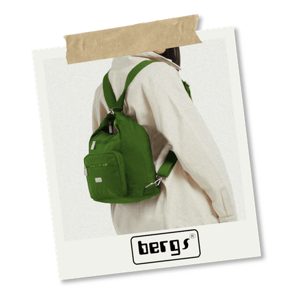 Un sac à dos moderne et fonctionnel de la marque Bergs, porté par un modèle dans un style minimaliste, illustrant l'alliance parfaite entre fonctionnalité et design contemporain.