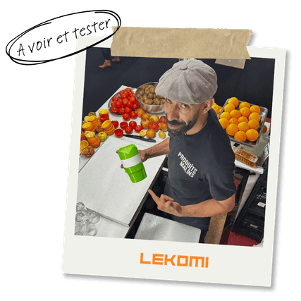 Un homme en train d’utiliser un ustensile de cuisine pratique de LeKomi, entouré de fruits frais, mettant en avant des outils intuitifs et efficaces pour une cuisine facile et agréable