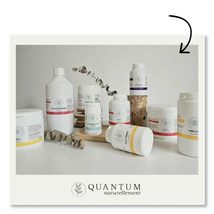 Des compléments alimentaires naturels de la marque Quantum Naturellement, présentés en différents formats, mettant en avant des produits soigneusement formulés pour soutenir la vitalité, la détox et d’autres besoins spécifiques du corps, dans une ambiance naturelle et épurée.