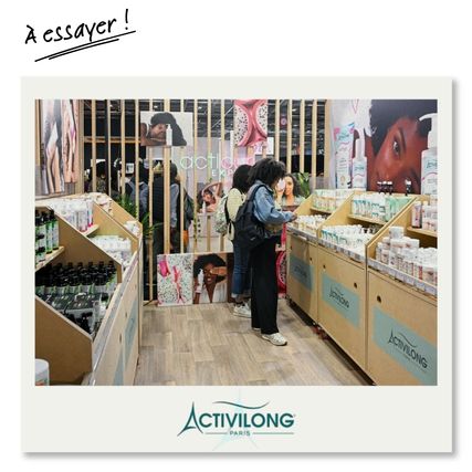 Une cliente essaie des produits de la marque Activilong sur le stand de l'exposant, avec un message "À essayer !" en haut de l'image.