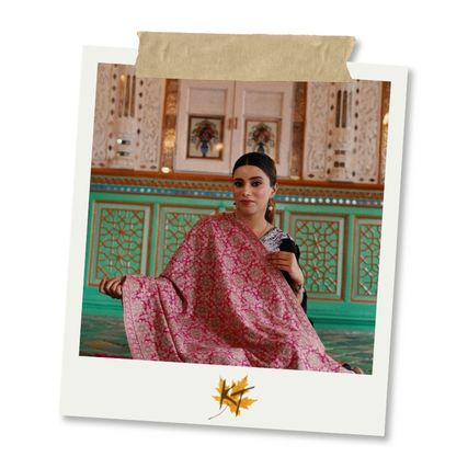 Femme portant un sari rose dans un intérieur décoré de motifs orientaux et de panneaux turquoise