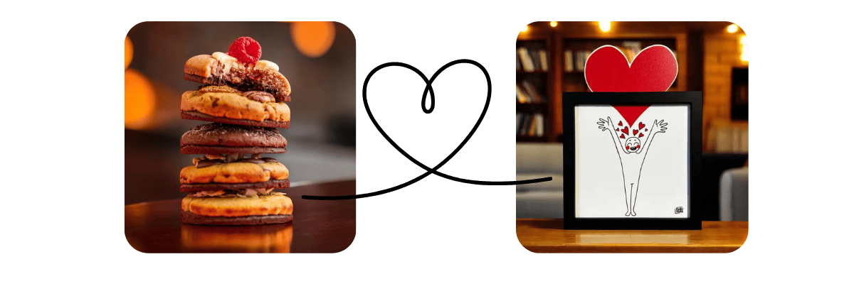Une pile de biscuits garnis de chocolat et de crème est posée sur une table sombre, avec une framboise au sommet.