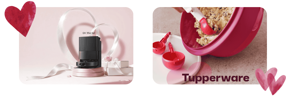 Un bol rose contenant une préparation alimentaire est posé sur un plan de travail, avec une cuillère et un couvercle assortis à côté et Un robot aspirateur noir est présenté sur un socle rose, entouré de rubans et de boîtes cadeaux, sur un fond clair.