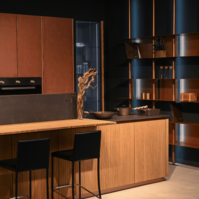 Cuisine contemporaine bois et noir avec ilot central et eclairage LED.