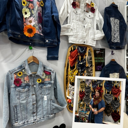stand de veste et echarpe fait main avec portrait de l'exposante