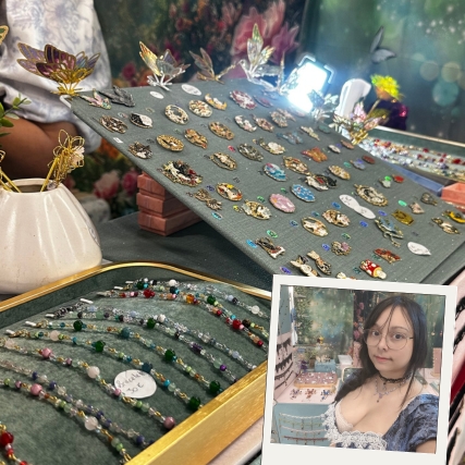stand de bijoux fait main inspiré des fées et portrait de l'exposante