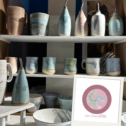 stand de vaisselle fait main et logo de la marque les charmeries