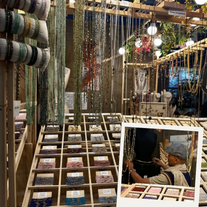 stand de bijoux a base de pierre fait main avec portrait de l'exposant 