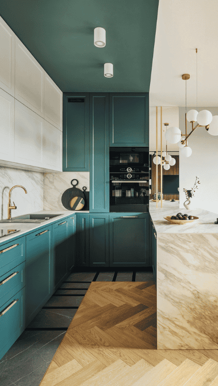 Cuisine design vert profond avec marbre clair, lignes épurées et finitions dorées élégantes.