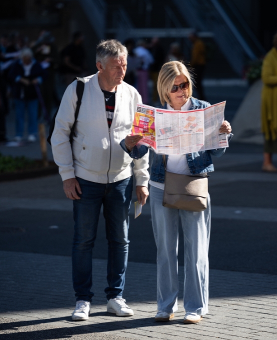 deux visiteurs en train de lire le plan de foire de paris