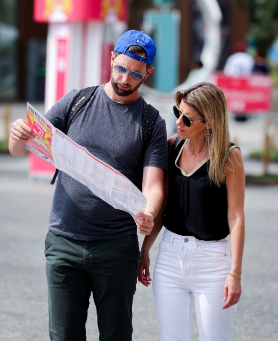 Visiteurs consultant le plan de Foire de Paris pendant leur visite